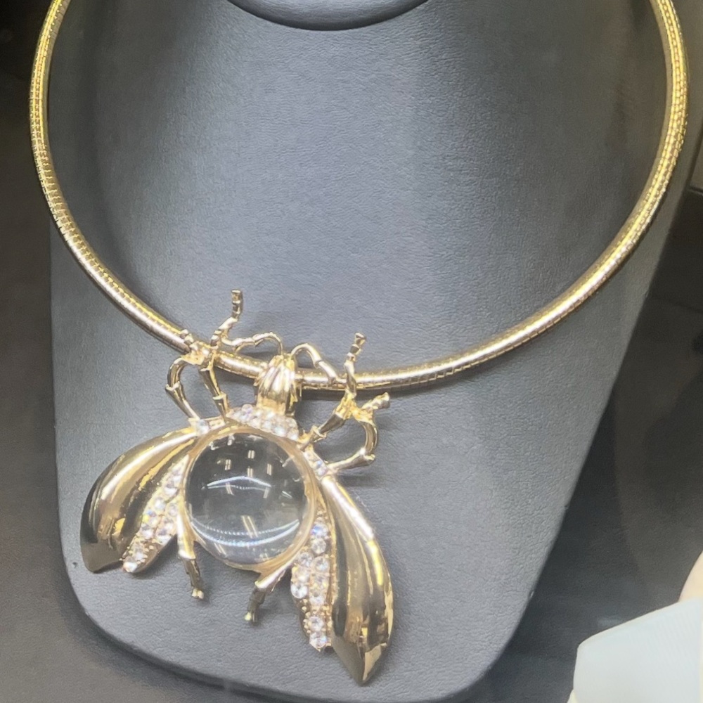 NWT ⚜️🤍⚜️ Natasha Gorgeous Bee Pendant Statement Necklace - Picture 12 of 12